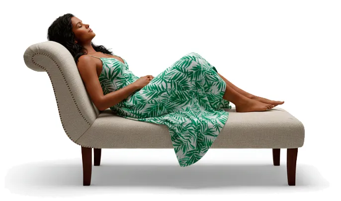 Uma mulher jovem está deitada confortavelmente em uma chaise longue